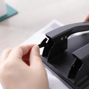 Діркопробивач металевий Deli на 2 отвори 25 листів E0139, Дироколи - фото 4