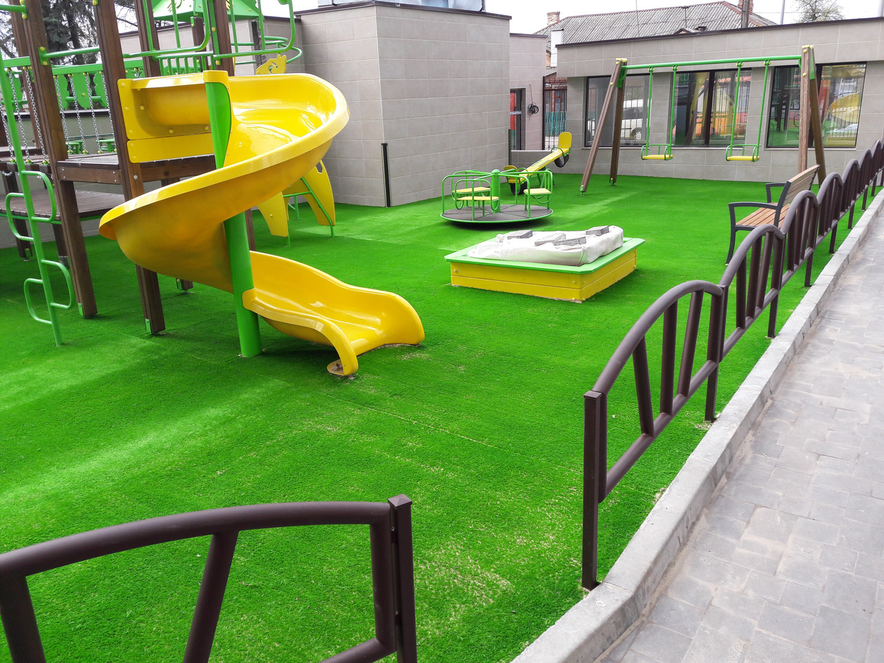 искусственная трава для детских спортивных площадок