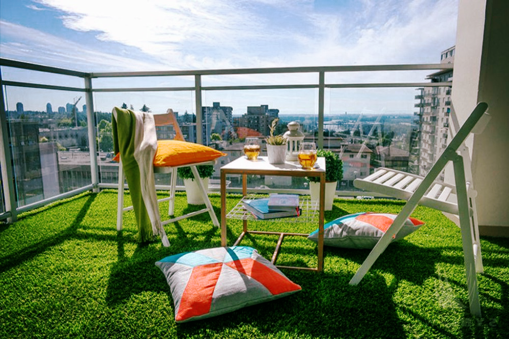 Как постелить искусственную траву на балконе