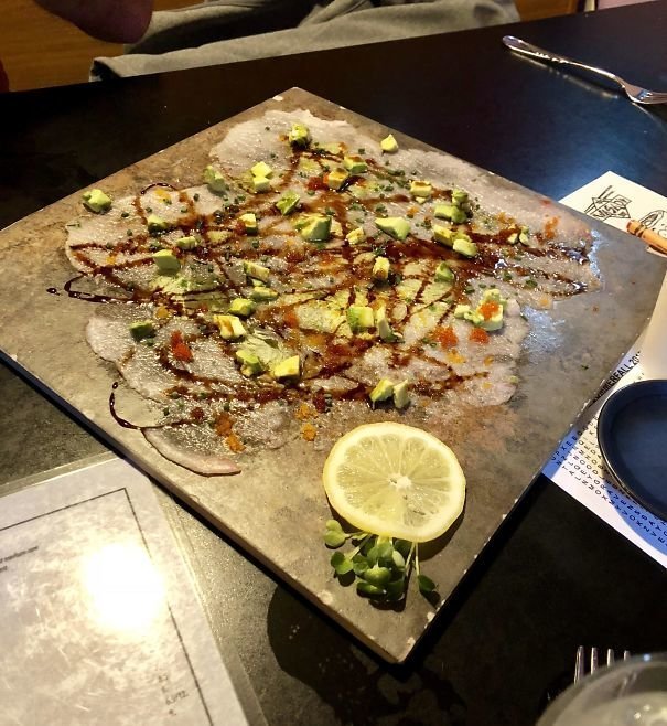 подача еды на плитке