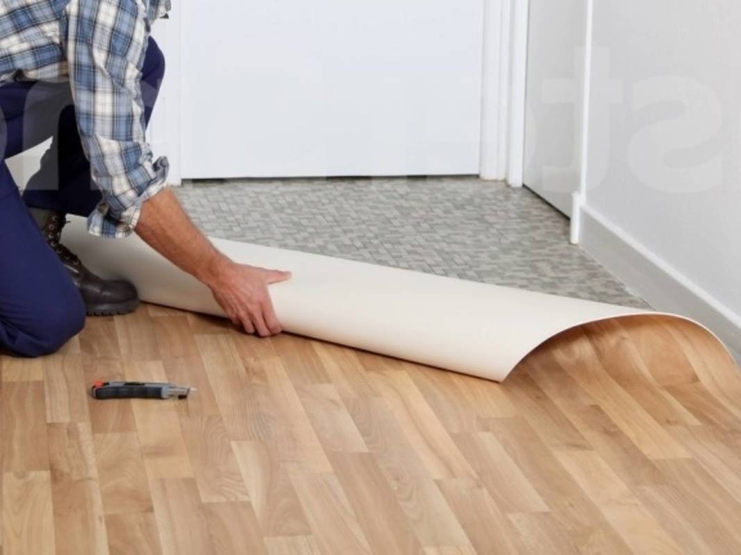 стелим линолеум