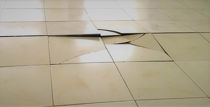 треснувшая плитка